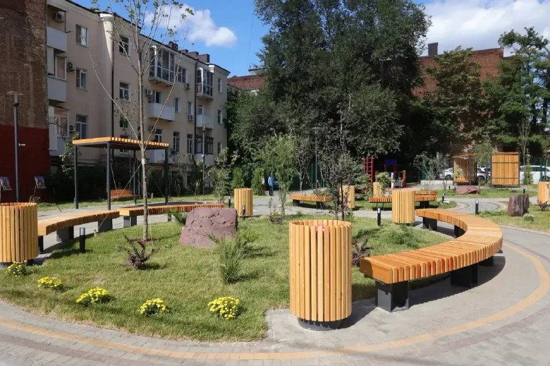Благоустроенный Кленовый дворик с деревьями и деревянными лавками