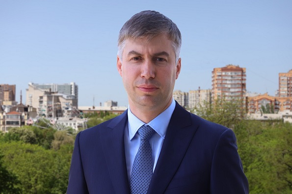 Алексей Логвиненко на фоне Ростова-на-Дону