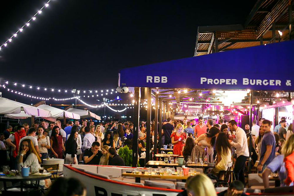 Вечерняя терраса Red Burger Bar на ростовской набережной
