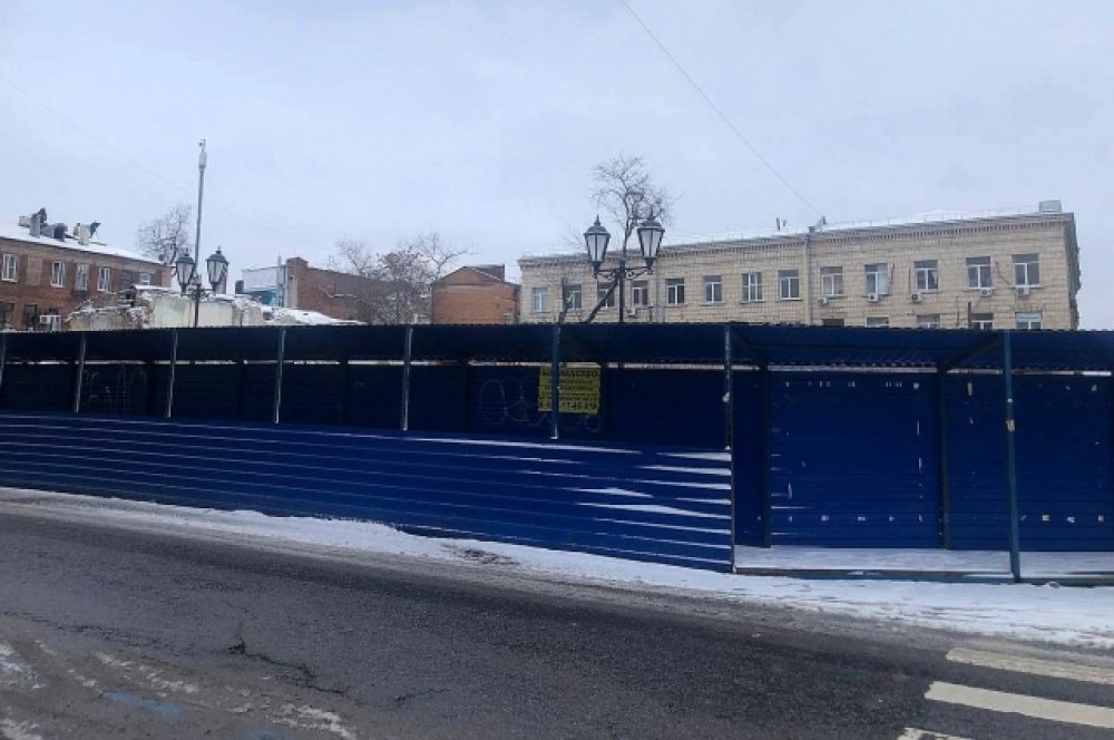 Огороженный участок на месте снесённых домов в переулке Семашко, архивный снимок 2024 года