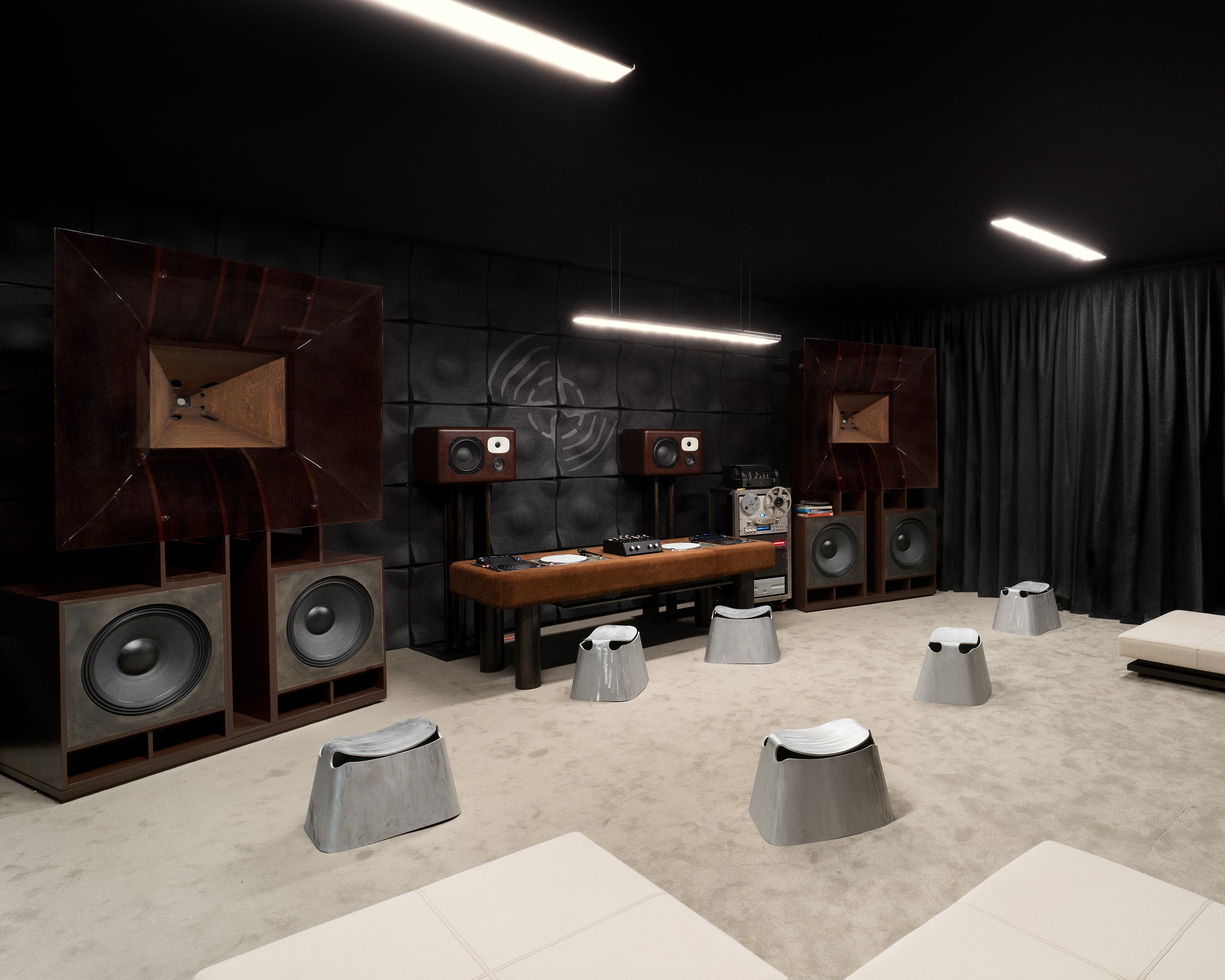 Деревянные рупорные колонки и диджейская консоль Studio One в пространстве Capsule Plaza в Милане